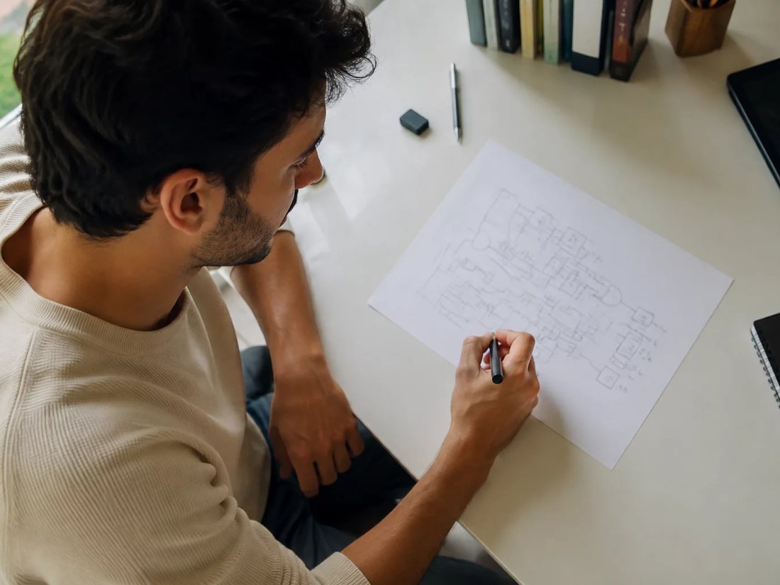 Colegas relendo no tablet as anotações da rodada anterior