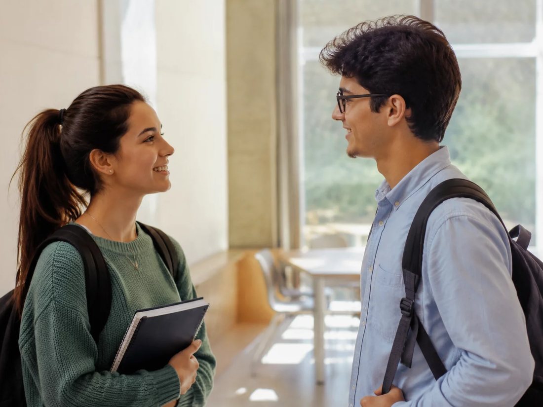 Roda pequena lendo alto as folhas de argumento espalhadas sobre a mesa
