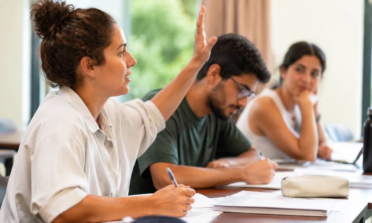 Dois participantes organizando a próxima rodada com caderno e marca-texto